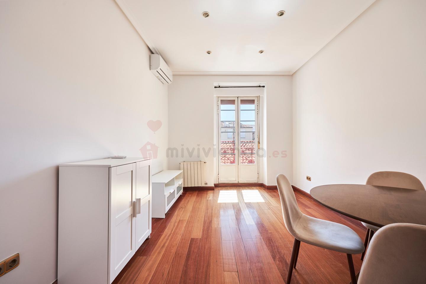 Flat in Calle de Barbieri, Madrid, Madrid of 63 m2