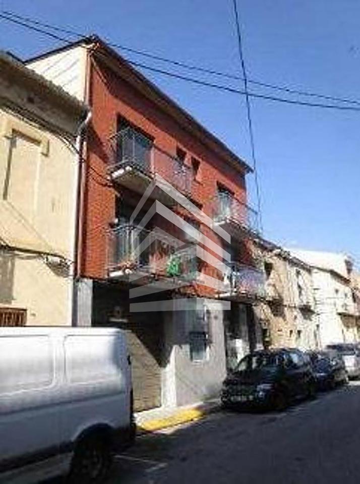 edificio en montcada-i-reixac · carrer-alt-de-sant-pere-08110 650000€
