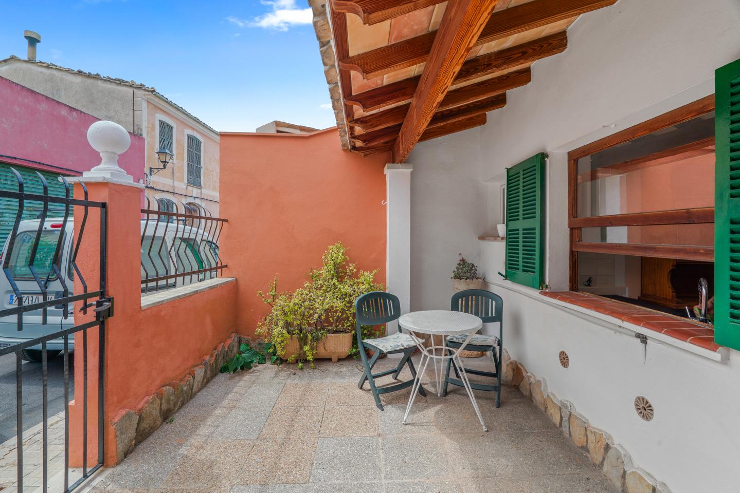 Casa de pueblo con terraza y patio soleado — S'Arracó