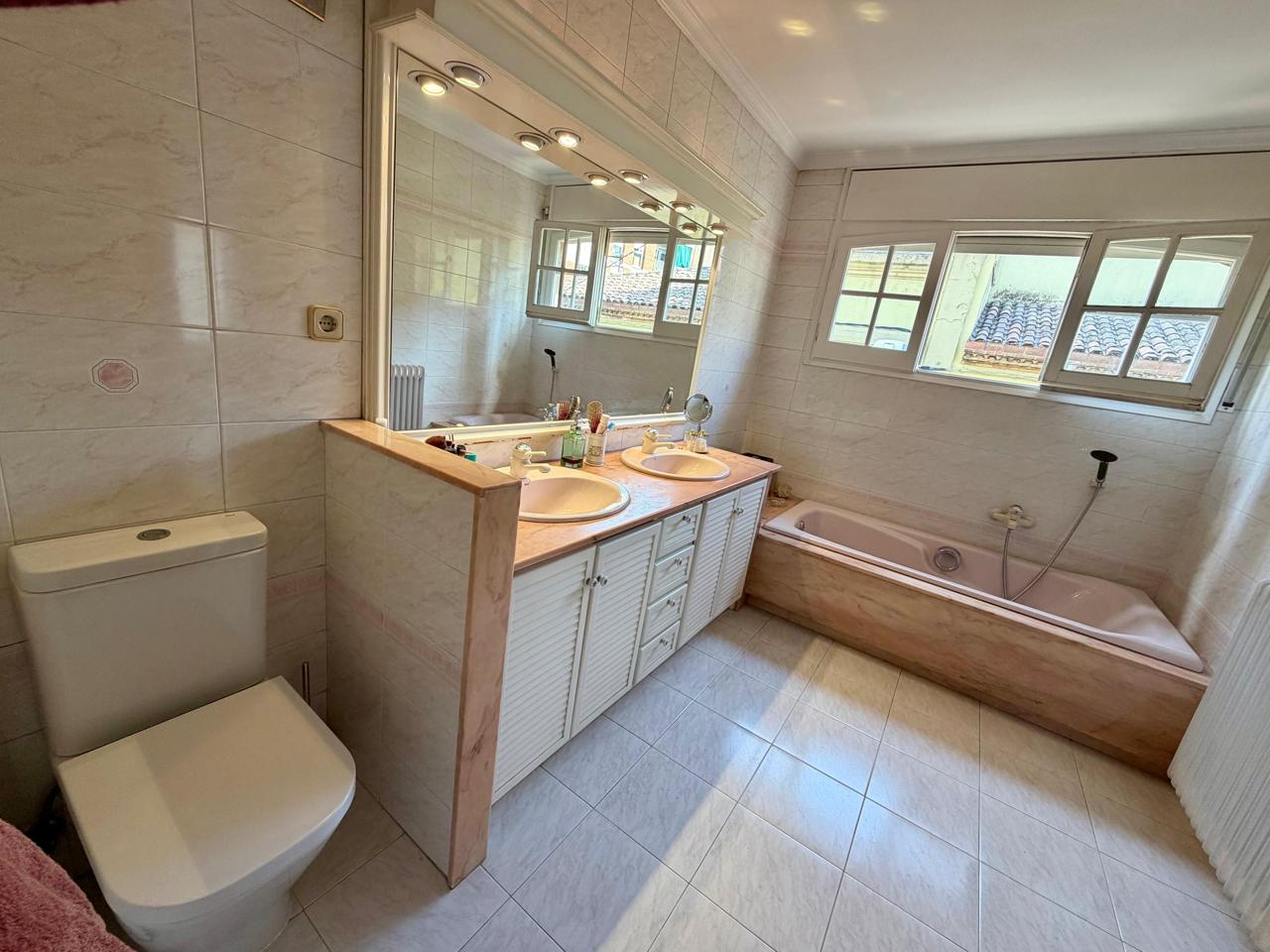casa--chalet en montcada-i-reixac · montcada-centro 690000€