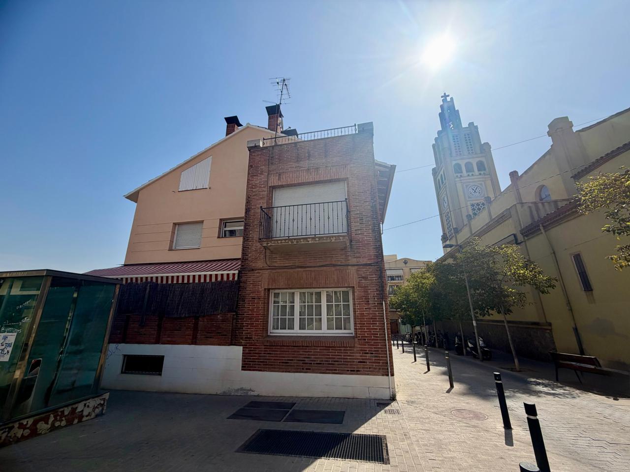 casa--chalet en montcada-i-reixac · montcada-centro 690000€