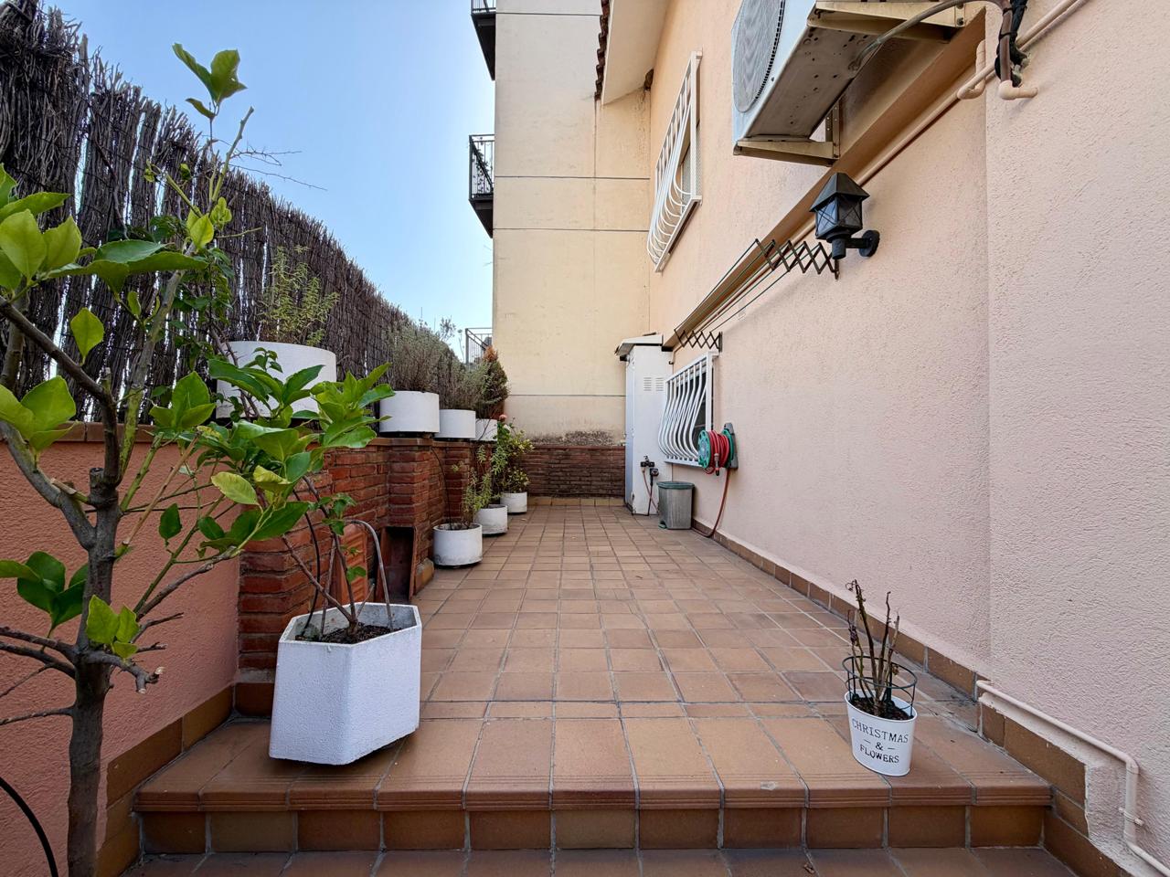 casa--chalet en montcada-i-reixac · montcada-centro 690000€