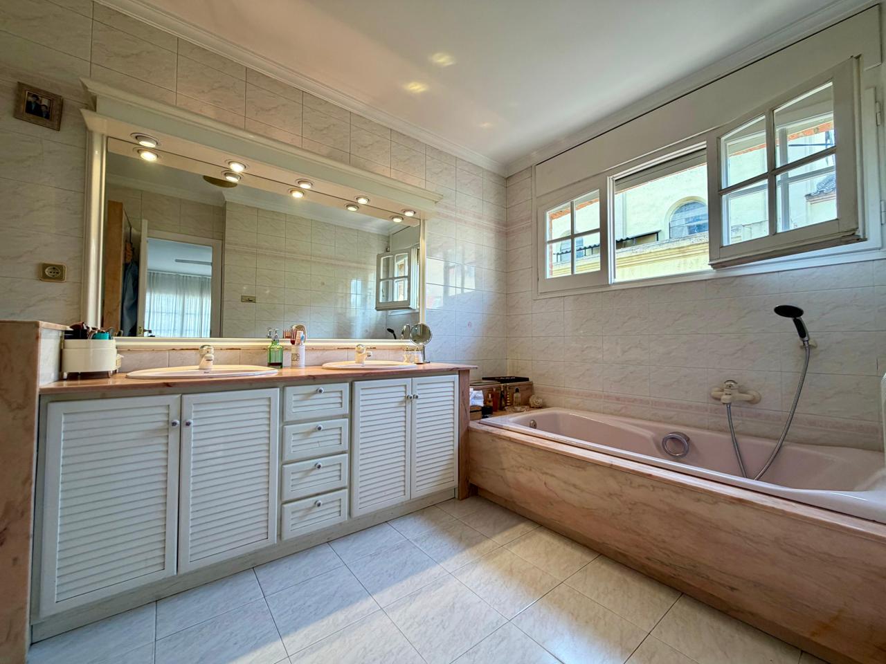 casa--chalet en montcada-i-reixac · montcada-centro 690000€