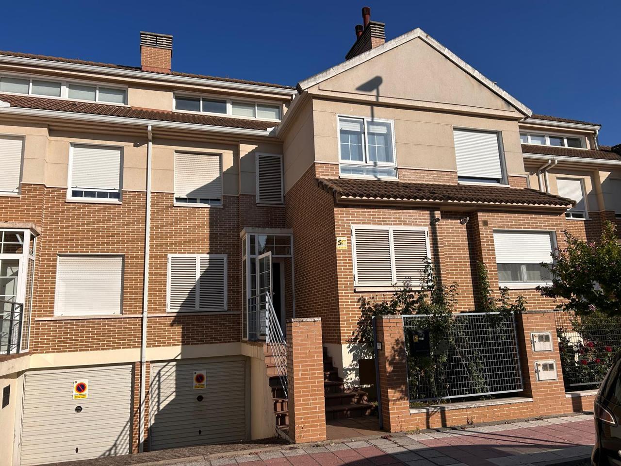 Casa / chalet en Calle Tierra de Arévalo, Valladolid, Valladolid de 220 m2