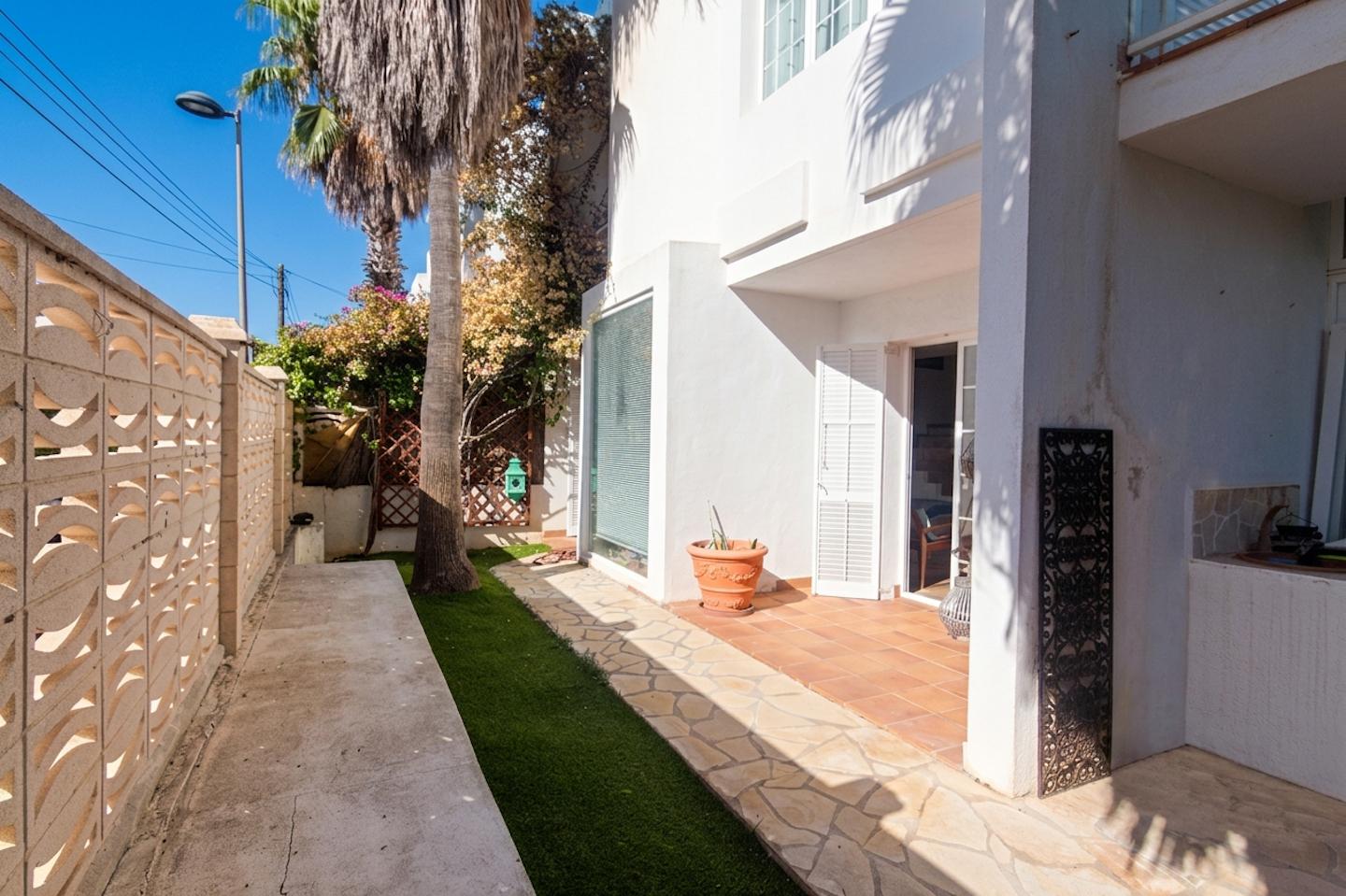 Adosado con jardín privado, solárium y vistas al mar