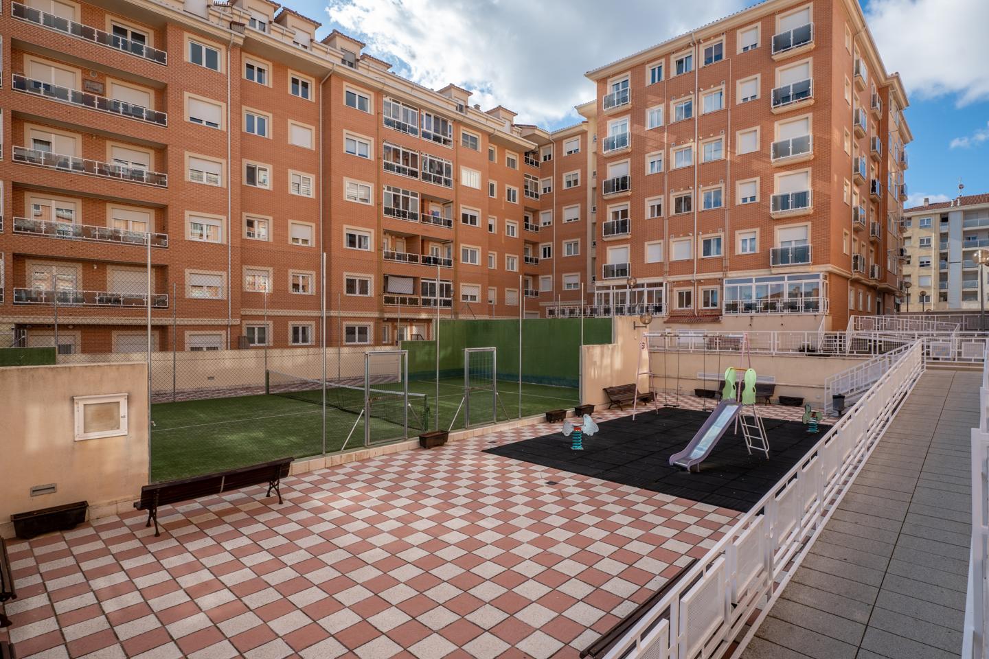 Dos dormitorios con PATIO,  GARAJE y TRASTERO en B. de la Universidad
