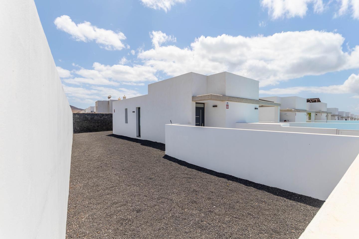 Contemporary 3 Bed Detached Villa With Pool