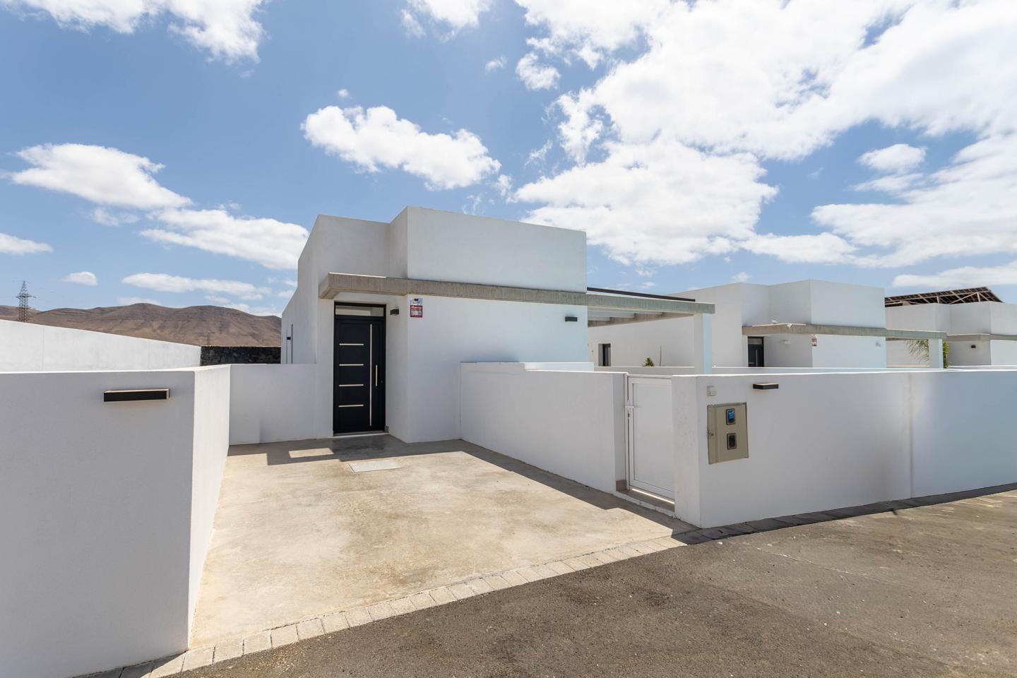 Contemporary 3 Bed Detached Villa With Pool