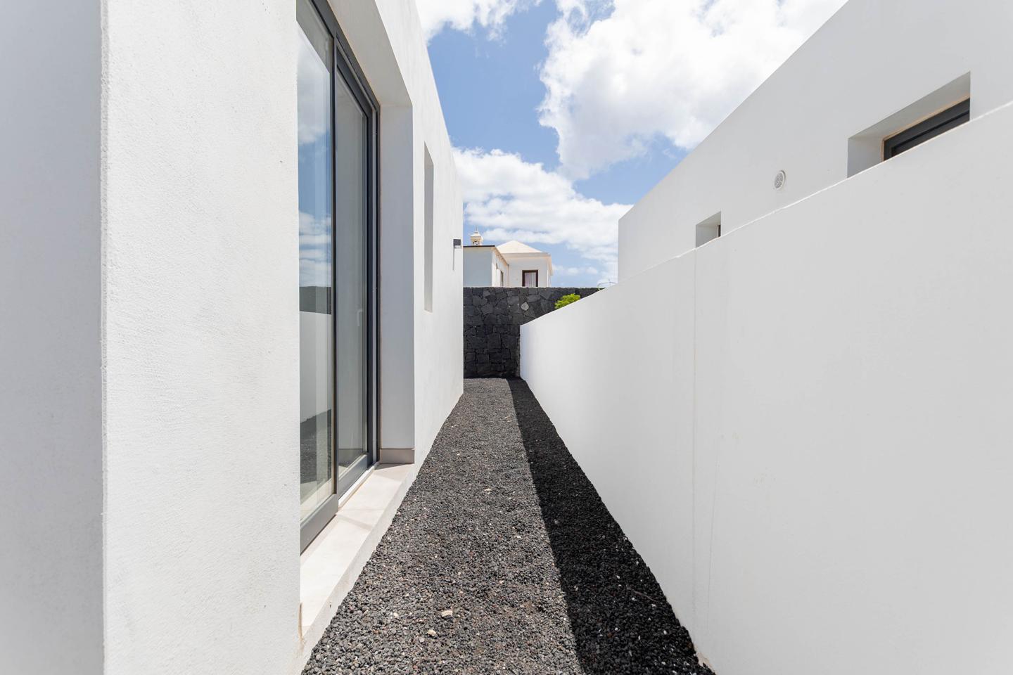 Contemporary 3 Bed Detached Villa With Pool