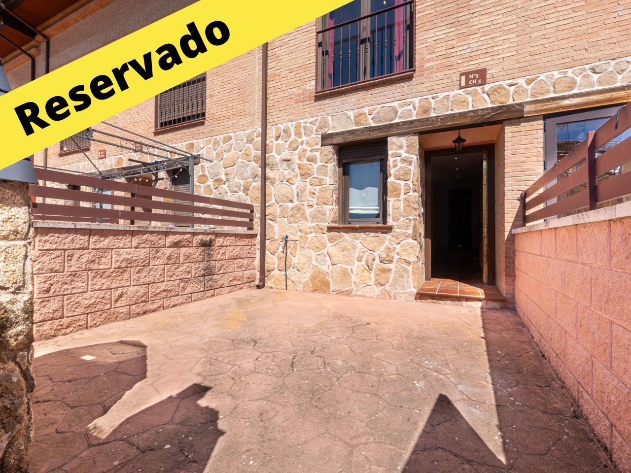 Chalet adosado con patio y garaje a tres mintos de Ávila