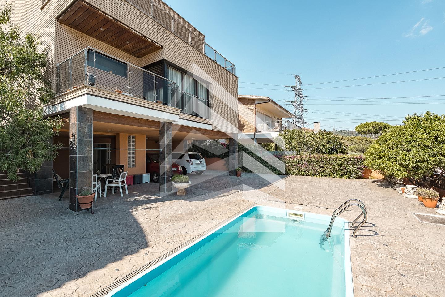 villas en sant-just-desvern · carrer-cacadors-08960 €