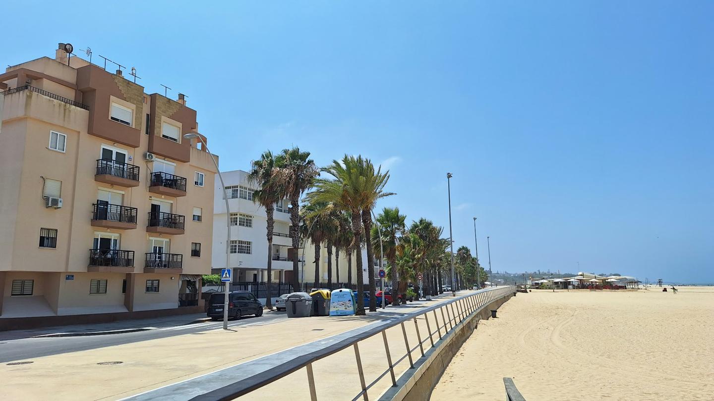 Apartamento en 1º linea de playa con vistas al mar. 2