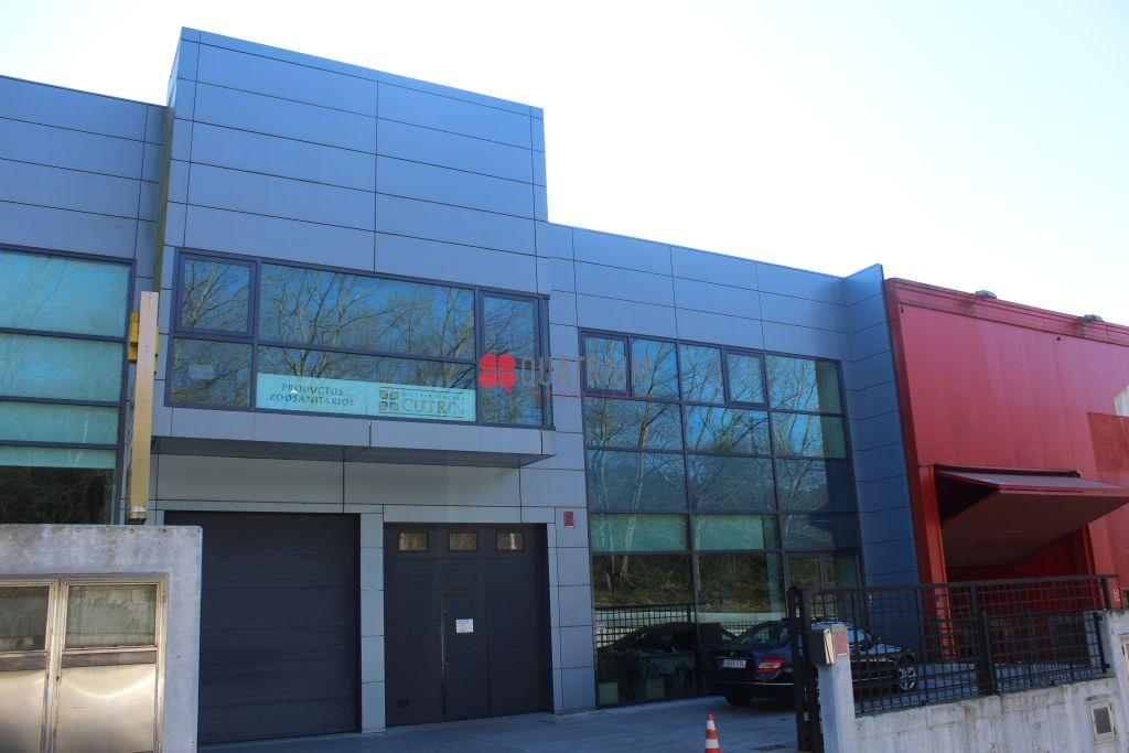 Nave industrial en Rúa da República Checa, Santiago de Compostela, A Coruña de 946 m2
