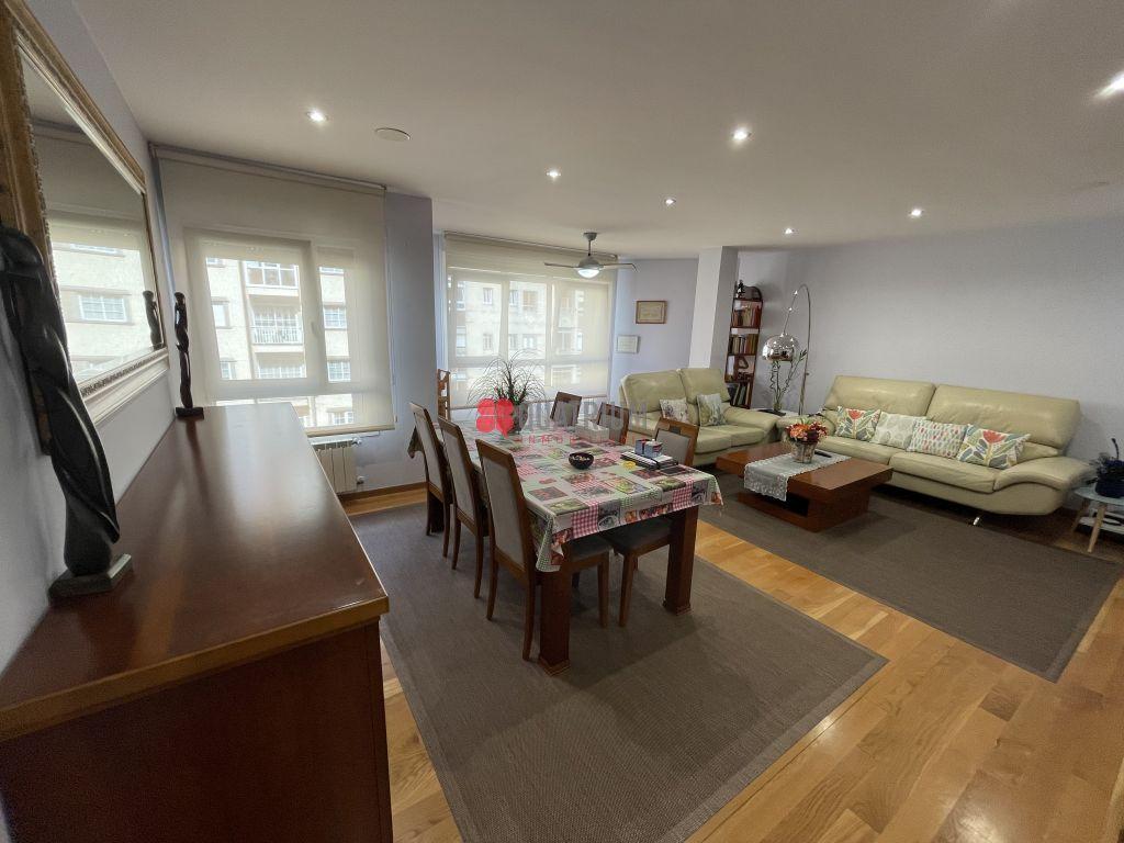 Piso en Avenida Rosalía de Castro, O Milladoiro, A Coruña de 127 m2