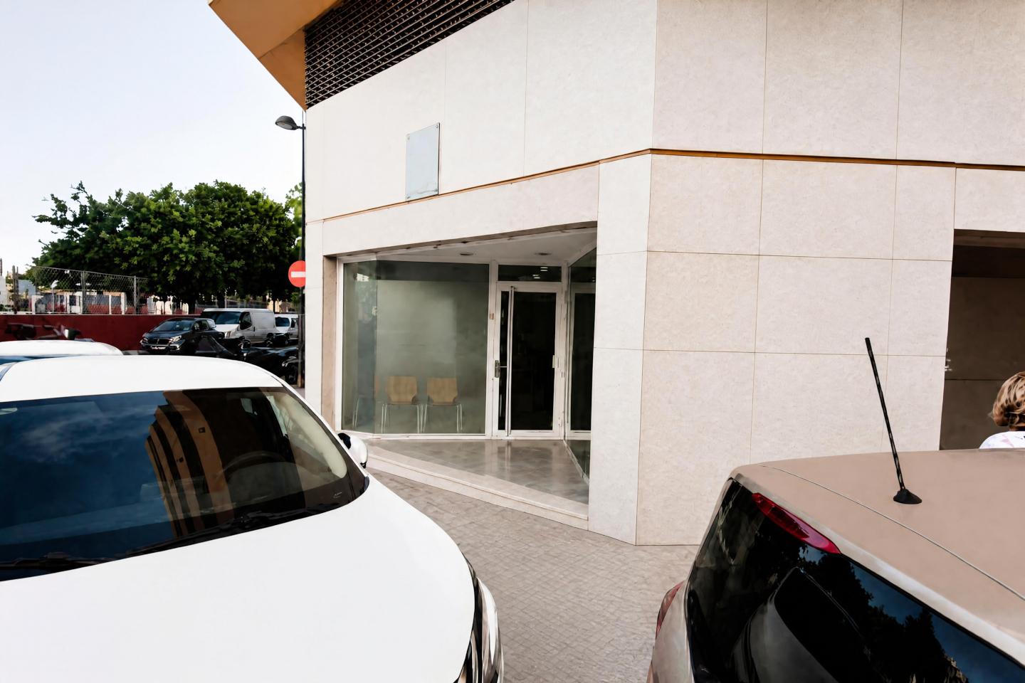 Local comercial en esquina en Ibiza