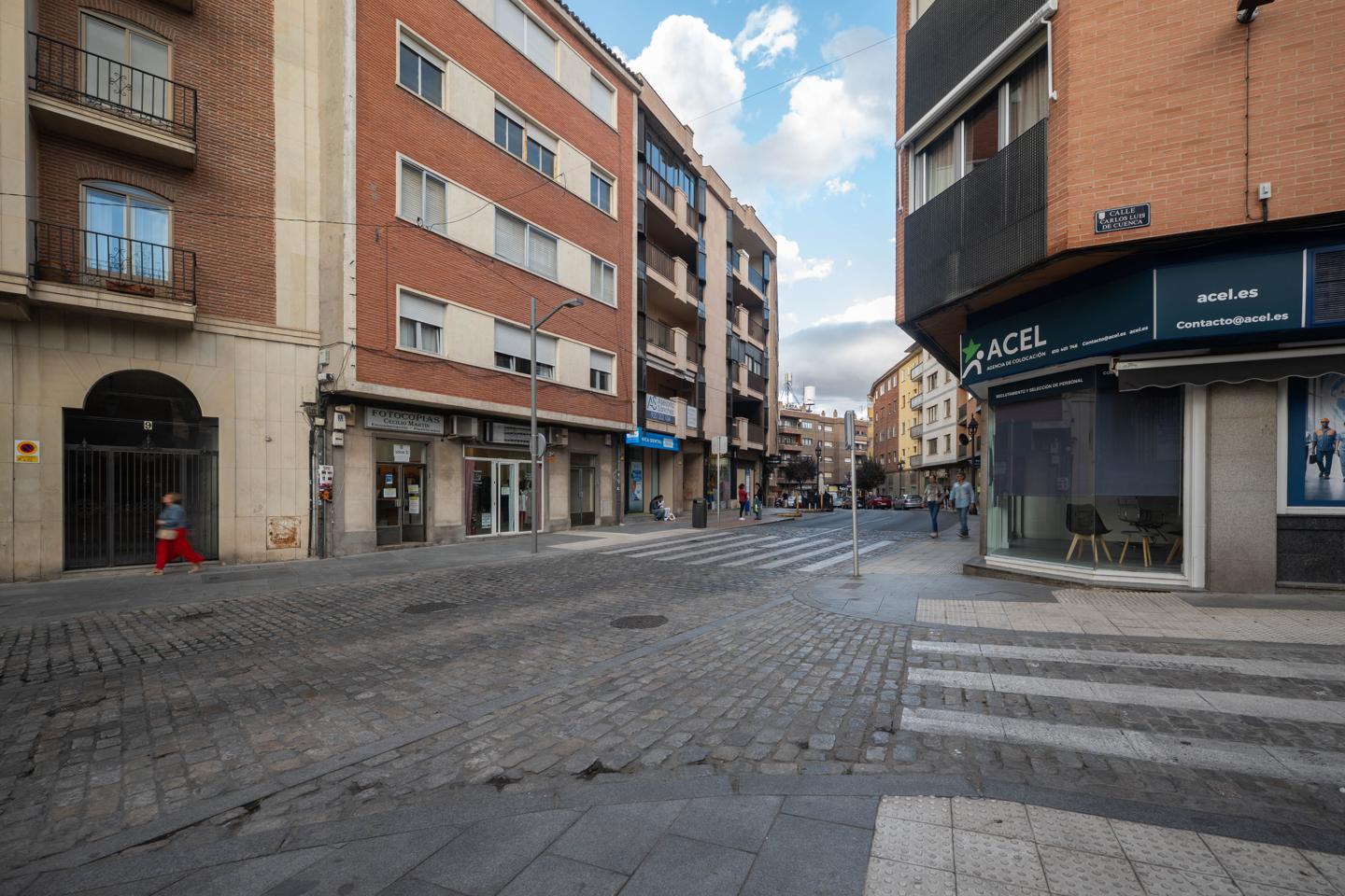 Céntrico PISO con balcón y ascensor junto a la avenida Portugal