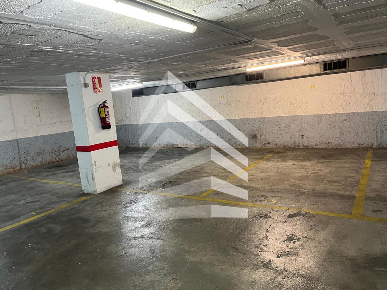 parking en barcelona · carrer-dels-comtes-de-bell-lloc-08014 €
