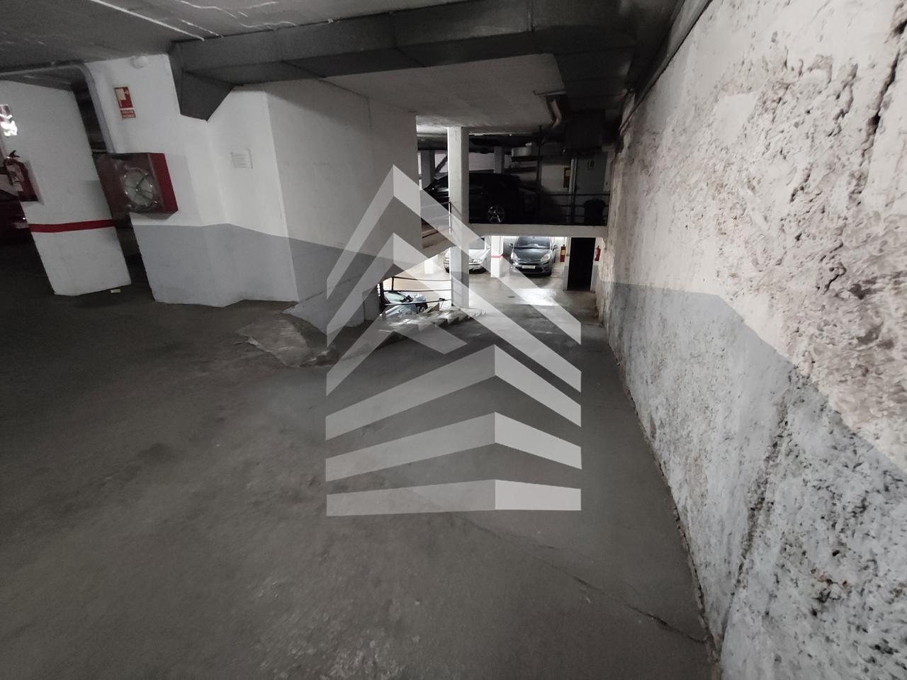parking en barcelona · carrer-dels-comtes-de-bell-lloc-08014 €