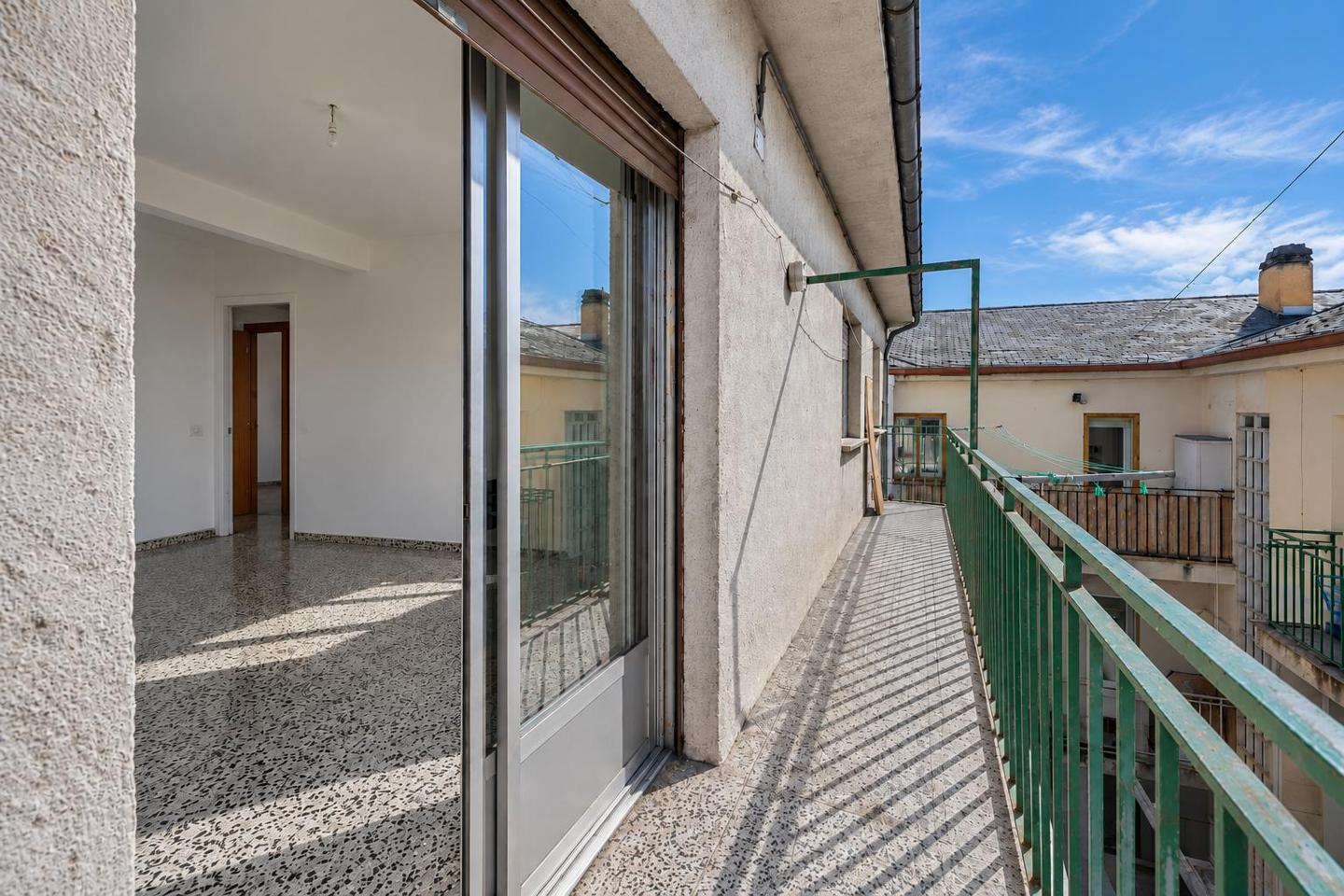 Piso a REFORMAR con TERRAZA y orientación SUR