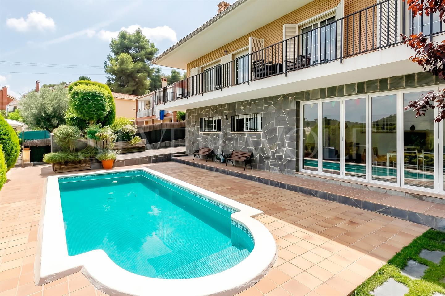 Casa / chalet en Carrer de l'Estrella Polar, Vallirana, Barcelona de 411 m2