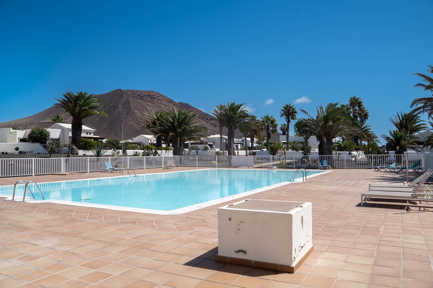 Attractive 2 Bed Villa With Heated Pool in La Goleta