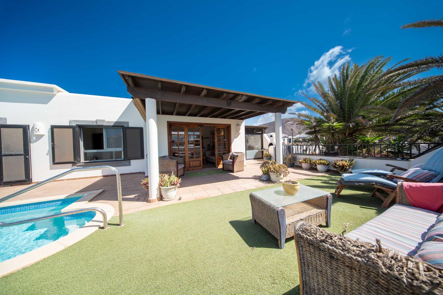 Attractive 2 Bed Villa With Heated Pool in La Goleta