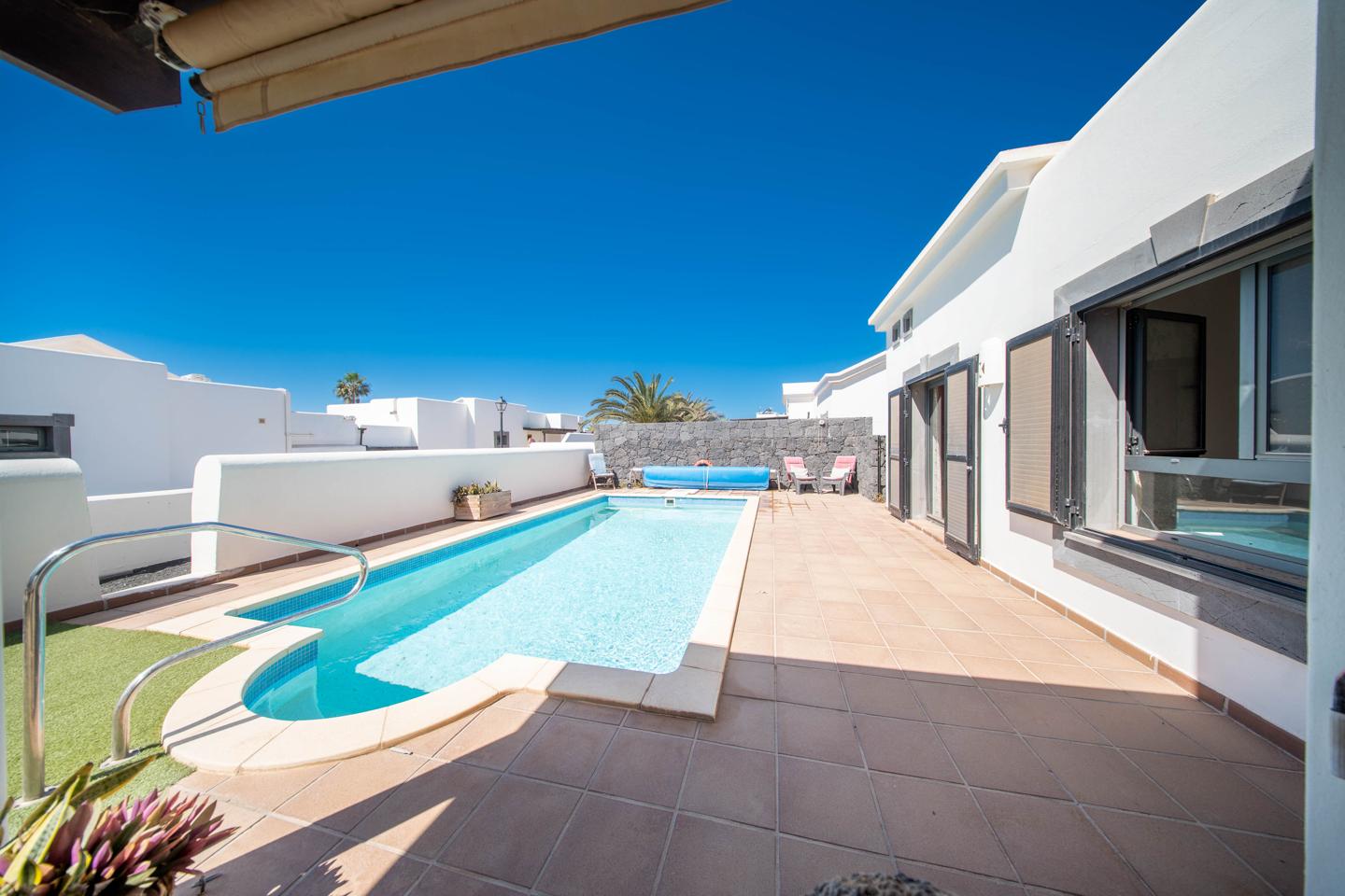Attractive 2 Bed Villa With Heated Pool in La Goleta