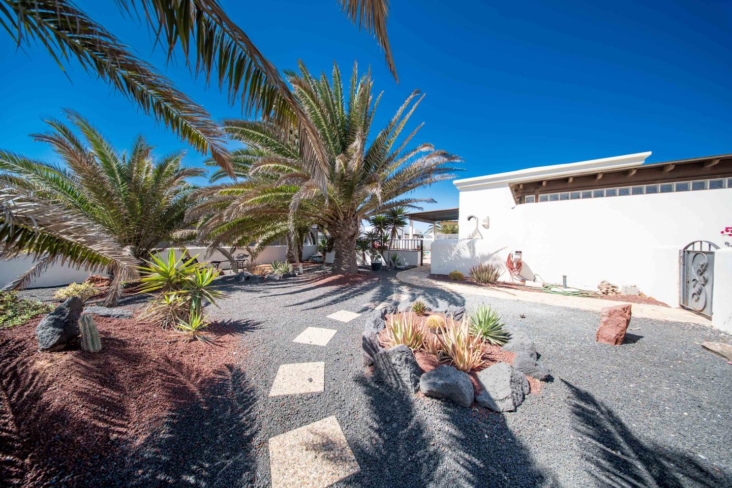 Attractive 2 Bed Villa With Heated Pool in La Goleta