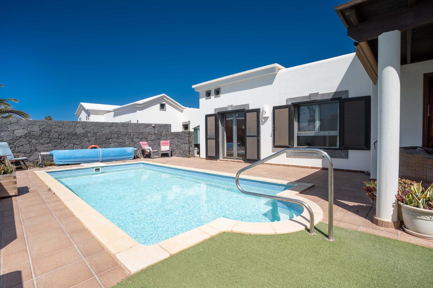 Attractive 2 Bed Villa With Heated Pool in La Goleta