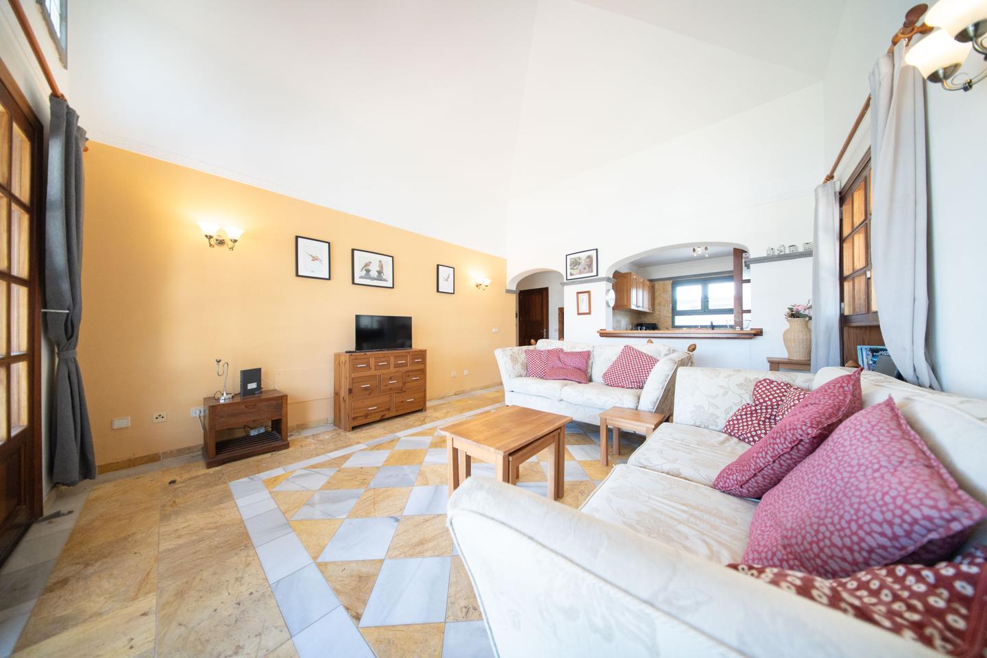 Attractive 2 Bed Villa With Heated Pool in La Goleta