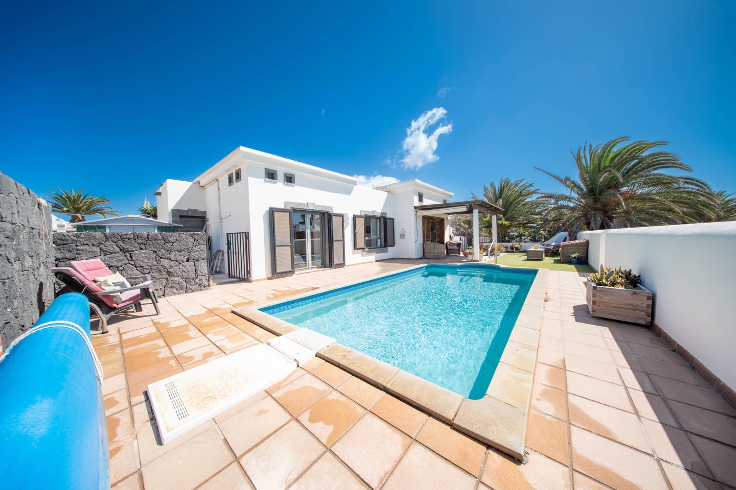 Attractive 2 Bed Villa With Heated Pool in La Goleta