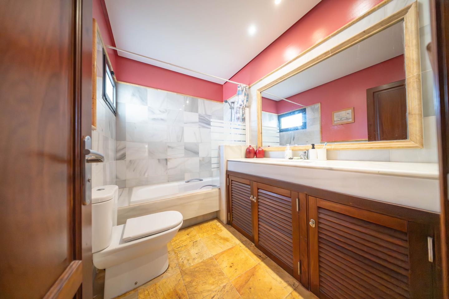 Attractive 2 Bed Villa With Heated Pool in La Goleta