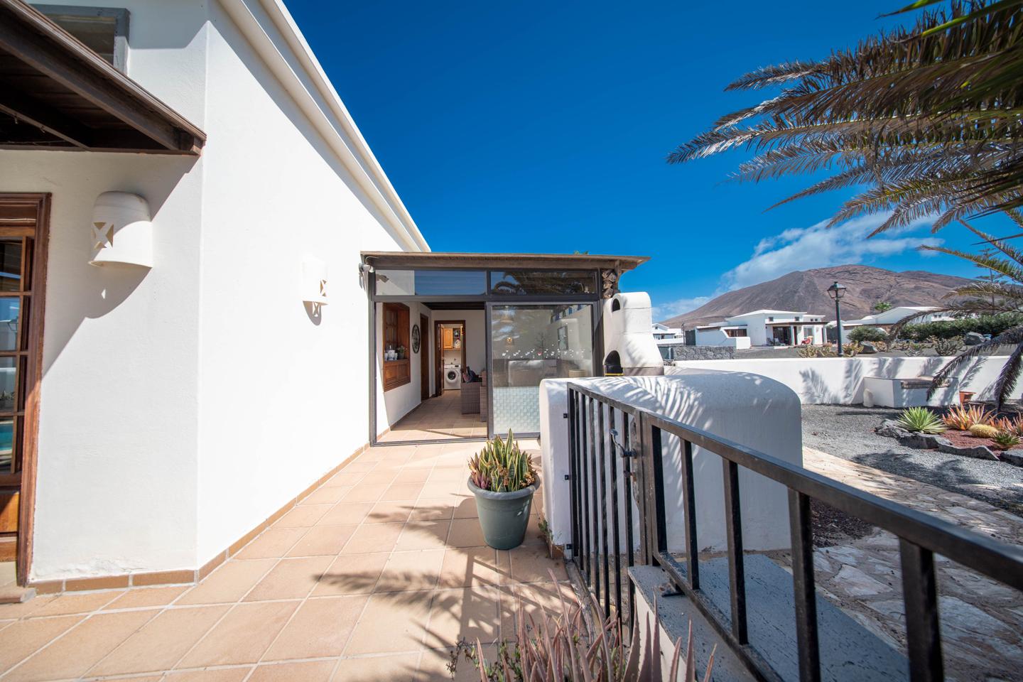 Attractive 2 Bed Villa With Heated Pool in La Goleta