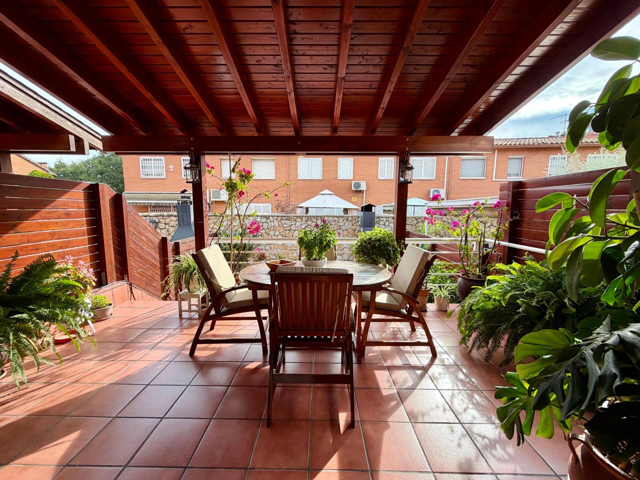 casa--chalet en montcada-i-reixac · pla-d'en-coll 568000€
