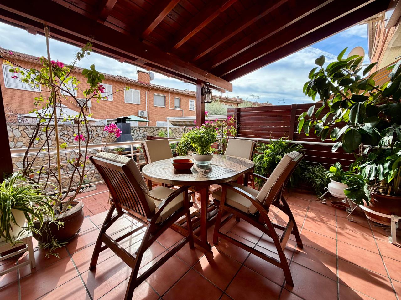 casa--chalet en montcada-i-reixac · pla-d'en-coll 568000€
